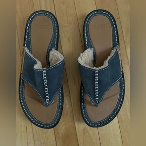 Never worn Men’s Ugg flip flops